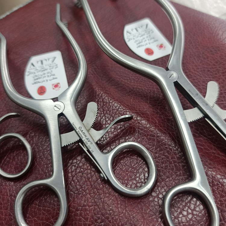 اکارتور یا رتراکتور خودکارRetaining Retractor