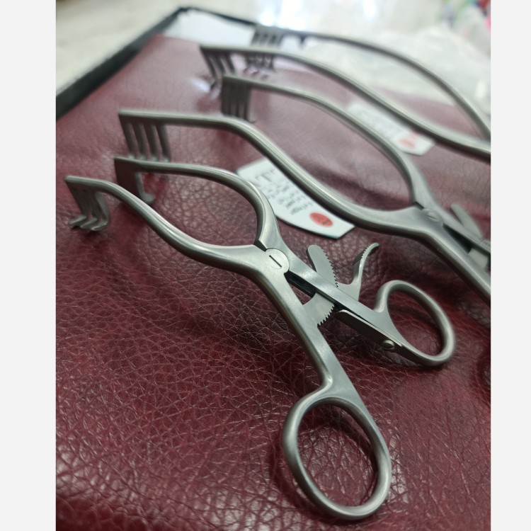 اکارتور یا رتراکتور خودکارRetaining Retractor